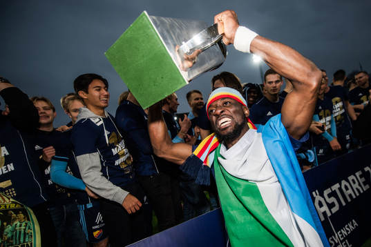 Djurgårdens Mohamed Buya Turay jublar med Lennart