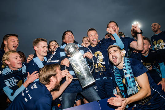 Djurgårdens sportchef Bosse Andersson jublar med Lennart