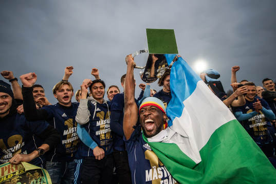 Djurgårdens Mohamed Buya Turay jublar med Lennart