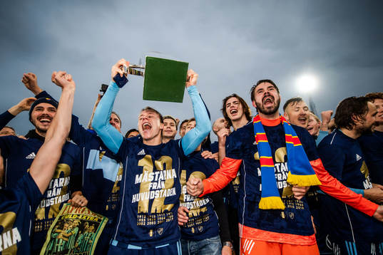 Djurgårdens Elliot Käck och målvakt Tommi Vaiho jublar