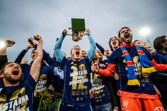Djurgårdens Elliot Käck och målvakt Tommi Vaiho jublar