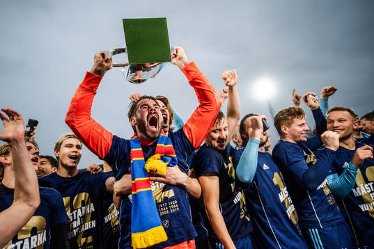 Djurgårdens målvakt Tommi Vaiho jublar med Lennart