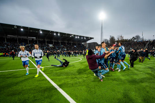 Djurgårdens supportar jublar med Haris Radetinac