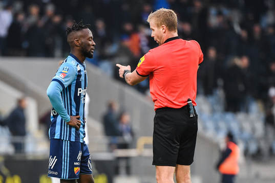 Djurgårdens Mohamed Buya Turay i samtal med domare Glenn