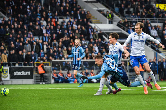 Djurgårdens Fredrik Ulvestad faller i en kamp med IFK