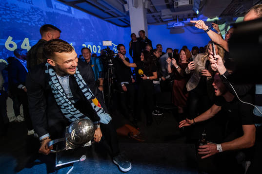 Jesper Karlström med Lennart Johanssons pokal