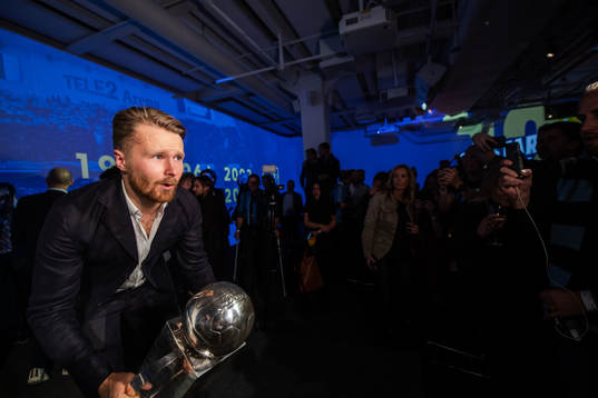 Jacob Une Larsson lyfter Lennart Johanssons pokal