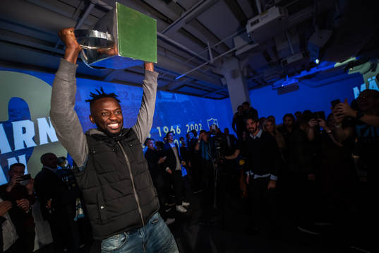 Mohamed Buya Turay lyfter Lennart Johanssons pokal