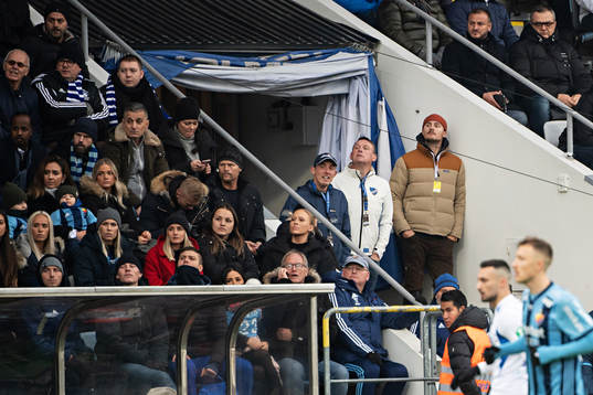 Djurgårdens Erik Berg följer fotbollsmatchen i