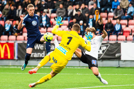Malmö FFs Sören Rieks oroar framför Örebros målvakt