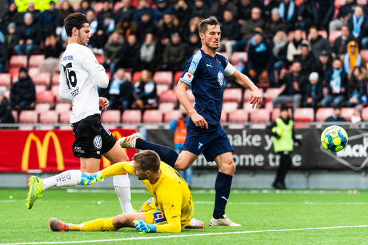 Örebros Yaser Kasım och målvakt Oscar Jansson  1kb< med