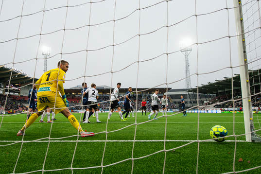 Malmö FFs Sören Rieks (h) gör 0-3