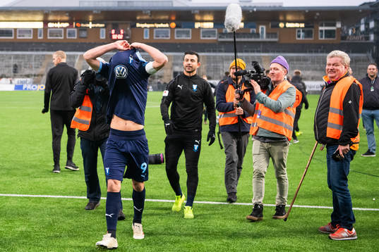 Malmö FFs Markus Rosenberg tar av tröjan