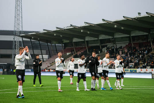 Örebros spelare tackar publiken