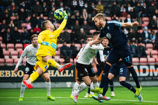 Malmö FFs Rasmus Bengtsson och Örebros målvakt Oscar