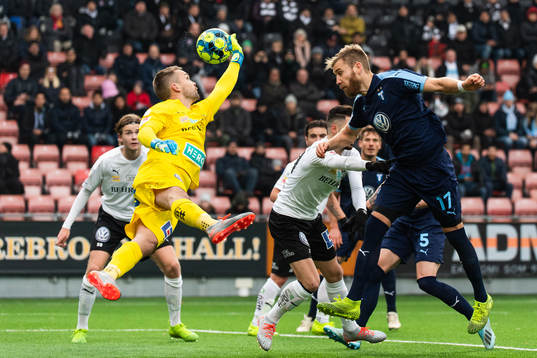 Malmö FFs Rasmus Bengtsson oroar framför Örebros