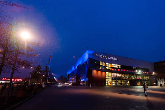 Exteriör kvällsvy av vida arena