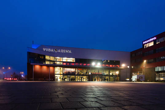 Exteriör kvällsvy av vida arena