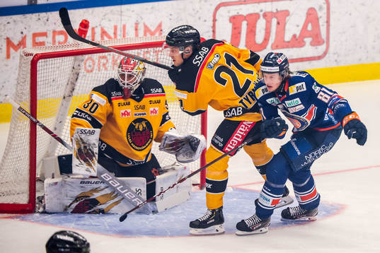 Luleås målvakt David Rautio och Juhani Tyrväinen mot