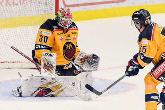 Luleås målvakt David Rautio fångar en puck i plocken