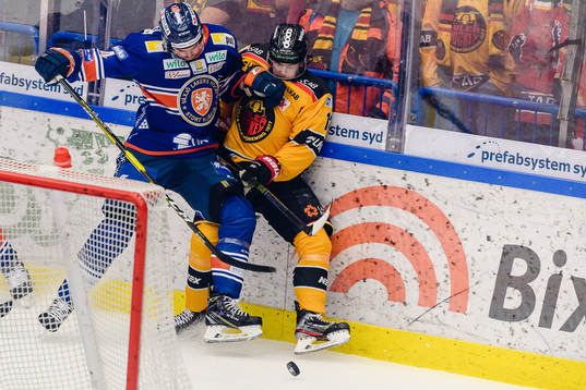 Växjös Tim Erixon tacklar Luleås Isac Brännström