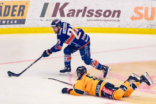 Luleås Austin Farley ligger på isen när Växjös Brendan