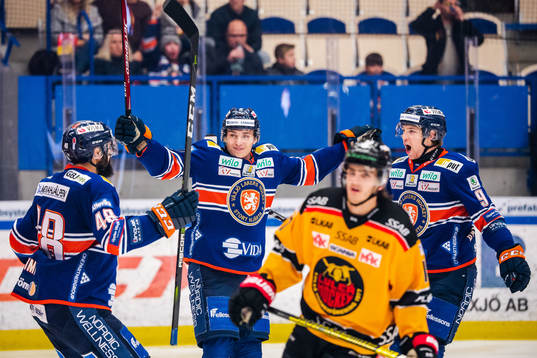 Växjös Pontus Holmberg jublar med lagkamrater