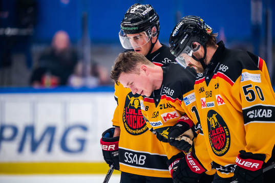 Luleås Jonas Berglund får hjälp av isen