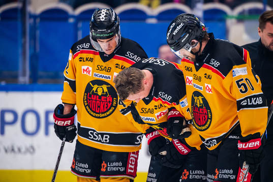 Luleås Jonas Berglund får hjälp av isen