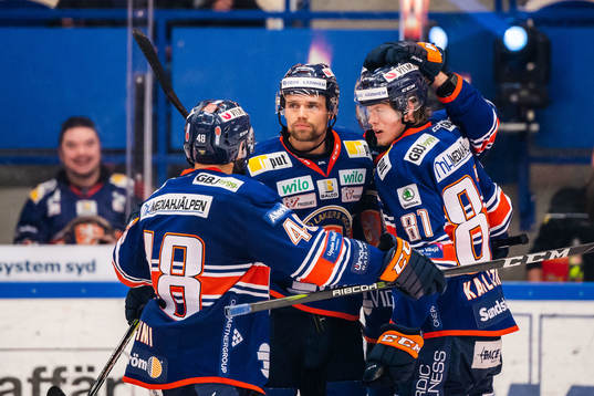 Växjös Emil Pettersson jublar med lagkamrater