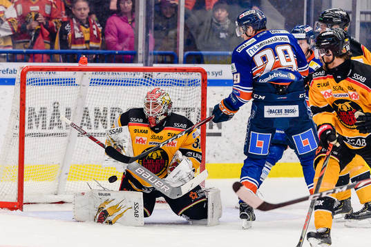 Växjös Pontus Holmberg oroar framför Luleås målvakt