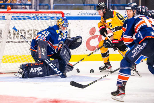 Växjös målvakt Viktor Andrén och Luleås Robin Kovacs