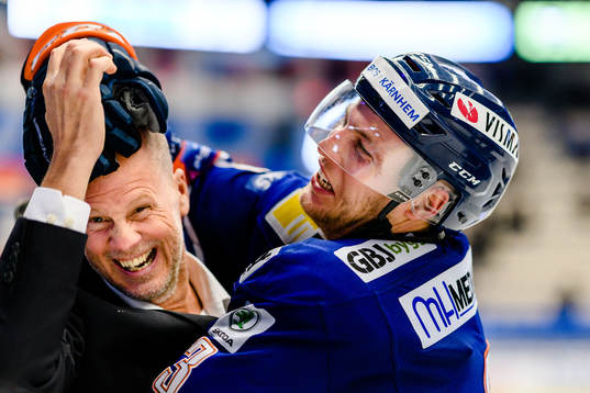 Växjös Oliver Bohm jublar med Växjös Fredrik Sandberg