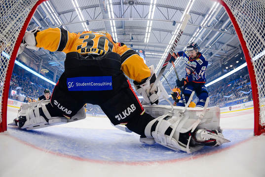 Växjös Emil Pettersson oroar framför Luleås målvakt