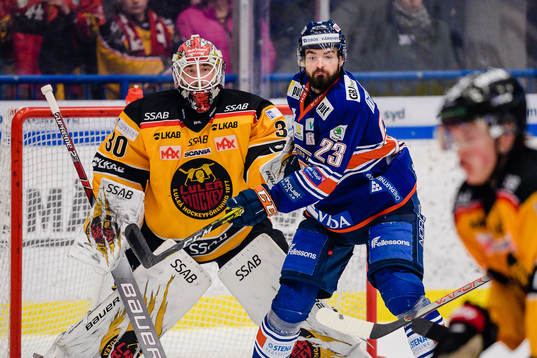 Växjös Roman Horak oroar framför Luleås målvakt David
