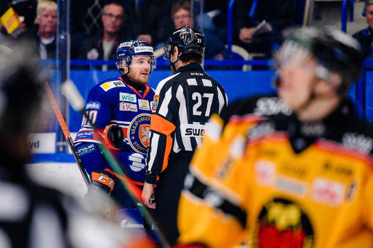 Växjös Erik Josefsson pratar med Domare Mikael Sjöqvist
