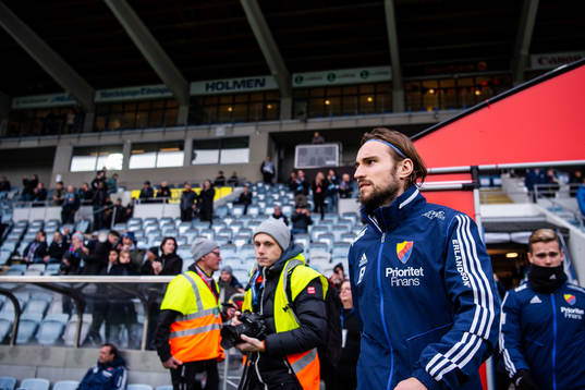Djurgårdens Kevin Walker imför fotbollsmatchen i