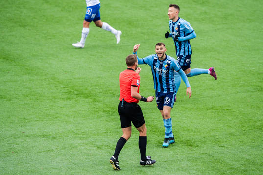 Djurgårdens Jesper Karlström reagerar på domare Glenn
