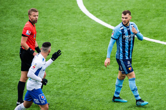 IFK Norrköpings domare Glenn Nyberg mellan Djurgårdens