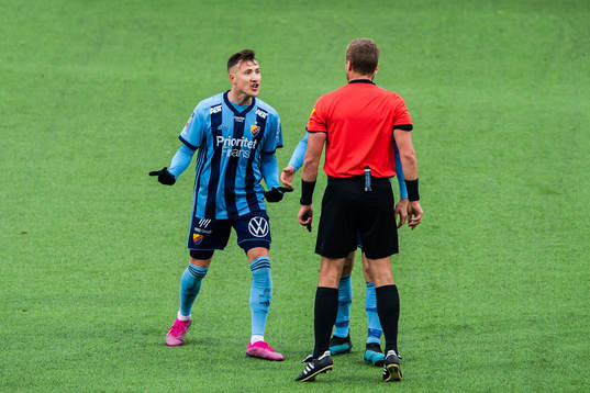 Djurgårdens Fredrik Ulvestad i samtal med domare Glenn