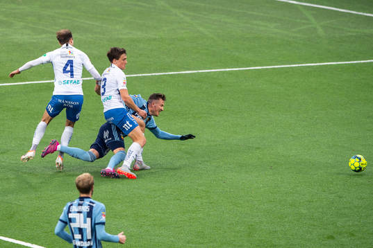 Djurgårdens Fredrik Ulvestad faller