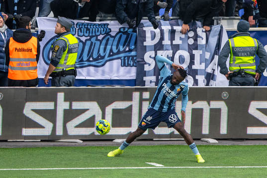 Djurgårdens Mohamed Buya Turay reagerar på ett domslut