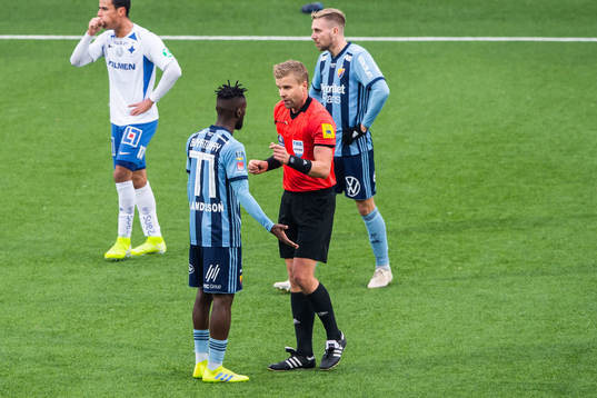 Djurgårdens Mohamed Buya Turay i diskussion med domare