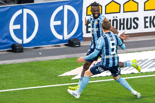 Djurgårdens Mohamed Buya Turay jublar med Elliot Käck