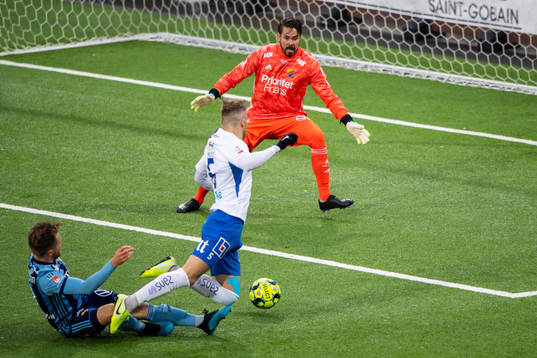 Djurgårdens målvakt Tommi Vaiho ser Jacob Une Larsson och
