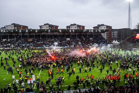 Djurgårdens supportar stormar planen