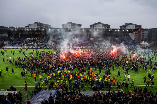 Djurgårdens supportar stormar planen