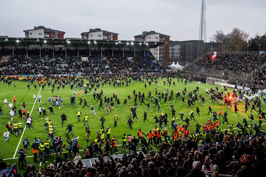 Djurgårdens supportar stormar planen