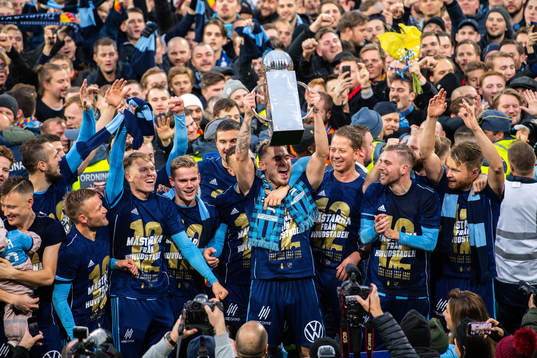 Djurgårdens Astrit Ajdarevic lyfter Lennart Johanssons