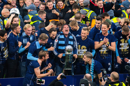 Djurgårdens sportchef Bosse Andersson lyfter Lennart